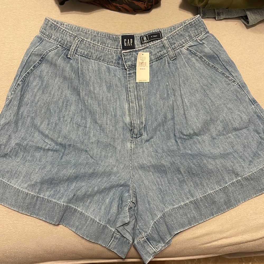 New Gap size 8/29 short chambray pleated high rise shorts.